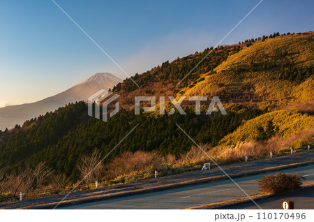 箱根スカイラインの先に見える富士山 110170496
