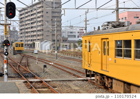 クモハ123と105系電車 クモハ123と105系電車 110170524