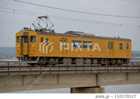 小野田線を走る123系普通電車 小野田線を走る123系普通電車 110170527