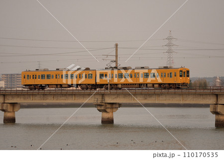 小野田線を走る105系普通電車2両 110170535