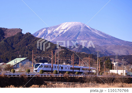男体山と東武日光駅へ向かうスペーシアX 110170766