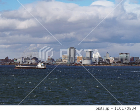 対岸から臨む名古屋港ガーデンふ頭 110170834