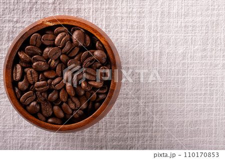 白背景とコ-ヒ-豆 白背景とコ-ヒ-豆 110170853