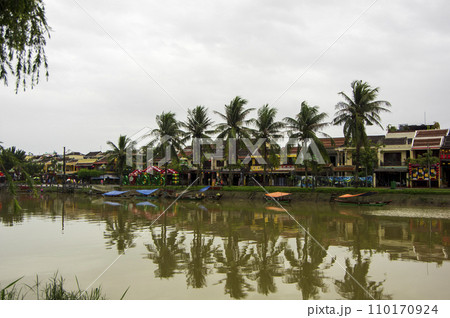 川に映りこむホイアンの街並み 110170924