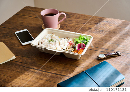 テイクアウトしたお弁当とスマートフォン テイクアウトしたお弁当とスマートフォン 110171121