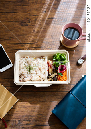 テイクアウトしたお弁当とスマートフォン 110171129