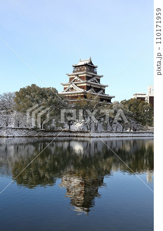 広島城雪景色 110171959