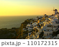 夕暮れ時のギリシャ、サントリーニ島の白い街並み 110172315