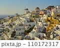 日中のギリシャ、サントリーニ島の白い街並み 110172317