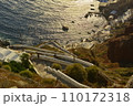 ギリシャ、サントリーニ島の海と街並み 110172318