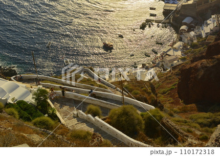 ギリシャ、サントリーニ島の海と街並み 110172318