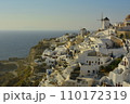 日中のギリシャ、サントリーニ島の白い街並み 110172319