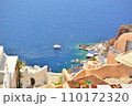 ギリシャ、サントリーニ島の青い海と白い街並み 110172320