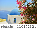 ギリシャ、サントリーニ島の青い海と白い街並み、ピンク色の花 110172321
