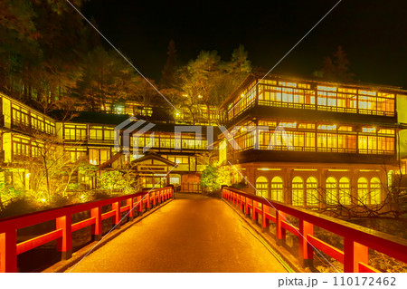 ライトアップされた四万温泉 積善館　(群馬県) 110172462