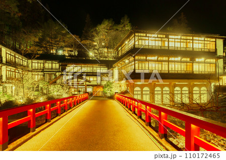ライトアップされた四万温泉 積善館　(群馬県) 110172465