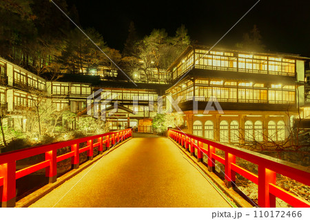 ライトアップされた四万温泉 積善館　(群馬県) 110172466
