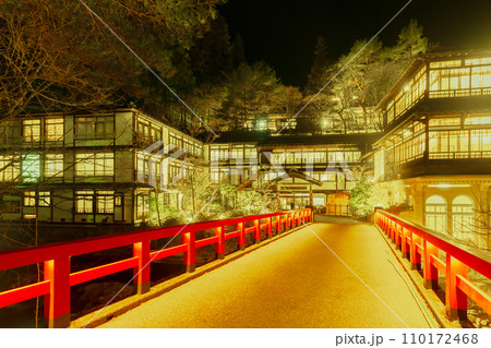 ライトアップされた四万温泉 積善館 (群馬県) ライトアップされた四万温泉 積善館 (群馬県) 110172468