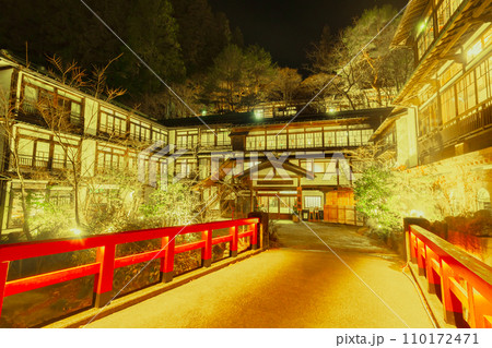 ライトアップされた四万温泉 積善館　(群馬県) 110172471