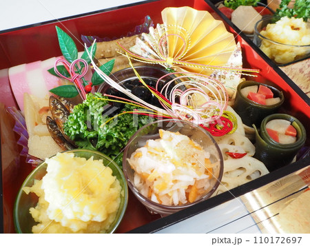 2024年、妻の手作り家庭料理、おせち、お正月、家庭団欒、帰省、日本での伝統、幸せ家族 110172697