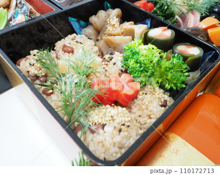2024年、妻の手作り家庭料理、おせち、お正月、家庭団欒、帰省、日本での伝統、幸せ家族 110172713