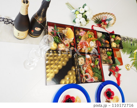 2024年、妻の手作り家庭料理、おせち、お正月、家庭団欒、帰省、日本での伝統、幸せ家族 110172716