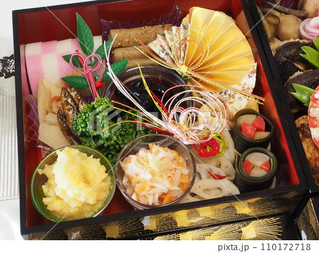 2024年、妻の手作り家庭料理、おせち、お正月、家庭団欒、帰省、日本での伝統、幸せ家族 110172718