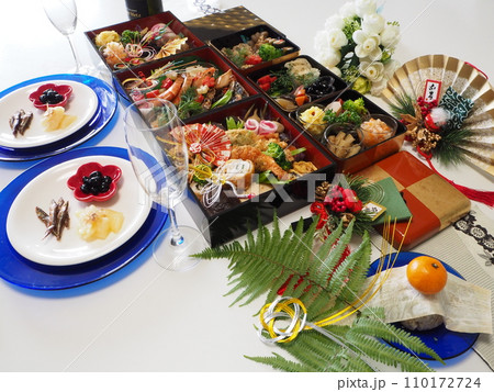 2024年、妻の手作り家庭料理、おせち、お正月、家庭団欒、帰省、日本での伝統、幸せ家族 110172724