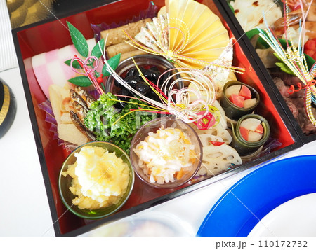 2024年、妻の手作り家庭料理、おせち、お正月、家庭団欒、帰省、日本での伝統、幸せ家族 110172732