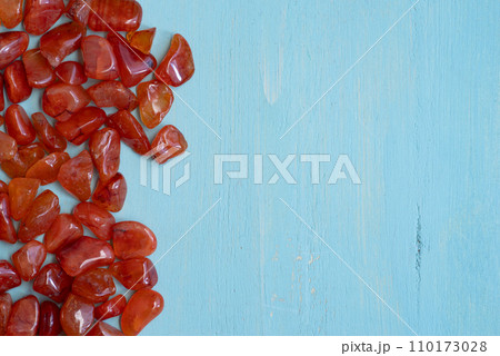 青背景に赤い天然石 110173028