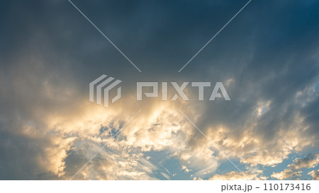 夕方の空に流れる雲 110173416
