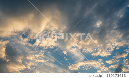 夕方の空に流れる雲 110173418