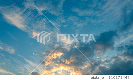 夕方の空に流れる雲 110173442