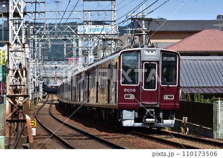 石橋阪大前を発車した阪急宝塚線 8000系 110173506