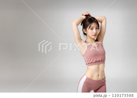 ストレッチをする女性(Generative AI) ストレッチをする女性(Generative AI) 110173508