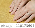 手を重ねるシンプルネイル肌色 110173604