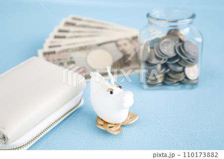 辰年のスタートに立てるお金に困らない一年を過ごすためのマネー計画 ブルー背景 辰年のスタートに立てるお金に困らない一年を過ごすためのマネー計画 ブルー背景 110173882