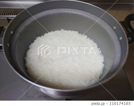釜炊きご飯の炊きたて 釜炊きご飯の炊きたて 110174103