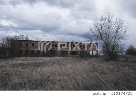 A dilapidated building with broken windows...の写真素材 [110174726] - PIXTA