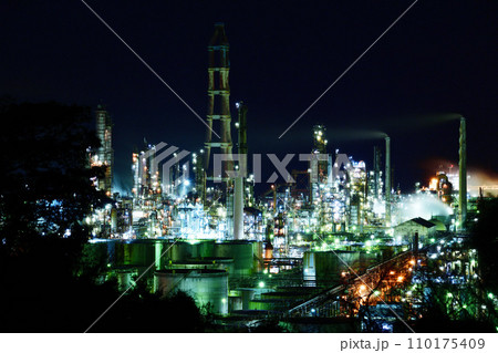 東燃ゼネラル石油の工場夜景 110175409