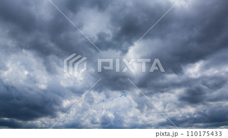 夏の青空に流れる雲 110175433