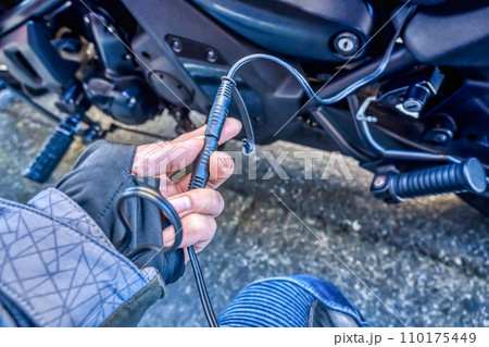 バイク 電熱ウエアの電源を接続するシーン バイク 電熱ウエアの電源を接続するシーン 110175449