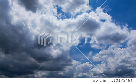 夏の青空に流れる雲 夏の青空に流れる雲 110175464