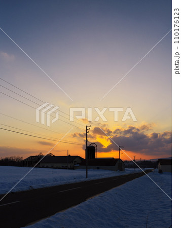 冬の北海道虻田郡真狩村の夕暮れ 冬の北海道虻田郡真狩村の夕暮れ 110176123