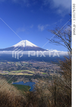 長者ヶ岳より望む富士山の絶景（冬景色） 110176560