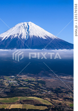 長者ヶ岳より望む富士山の絶景（冬景色） 110176568