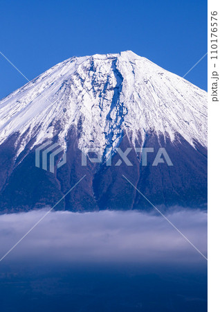 長者ヶ岳より望む富士山の絶景（冬景色） 110176576