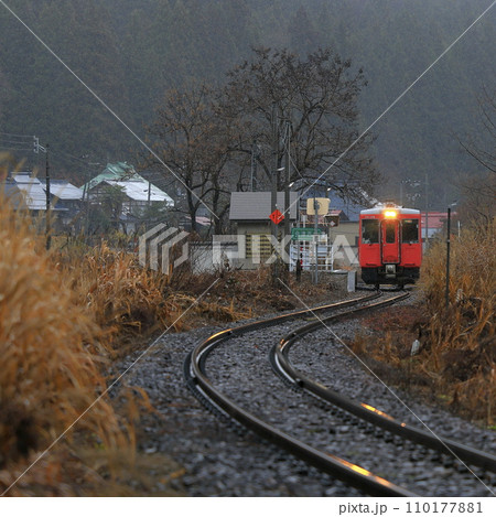 雨降る晩秋の只見線 110177881