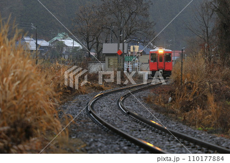 雨降る晩秋の只見線 雨降る晩秋の只見線 110177884