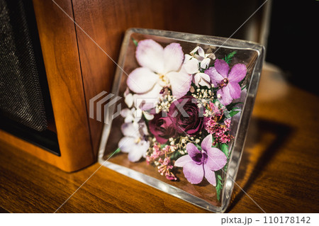 テーブルの上に置かれた花 テーブルの上に置かれた花 110178142